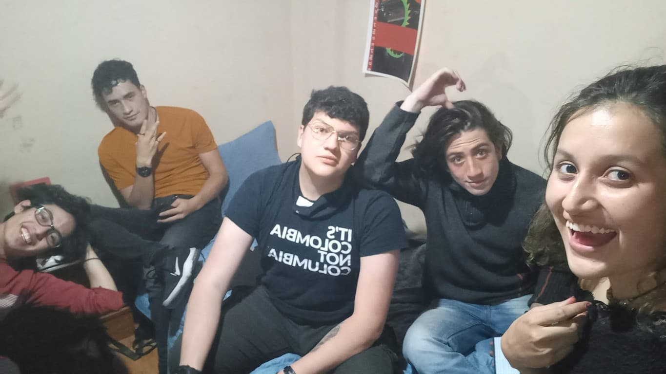 Toda la banda durante la composición de Si podré