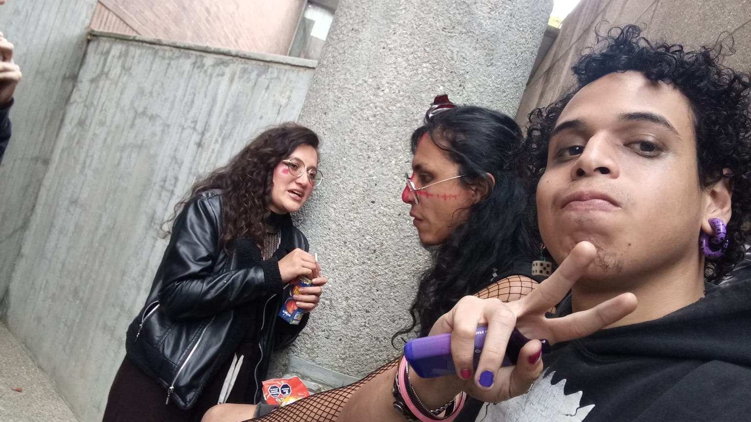 Aya, silvia y nico hablando despues del evento en la Universidad San Buenaventura
