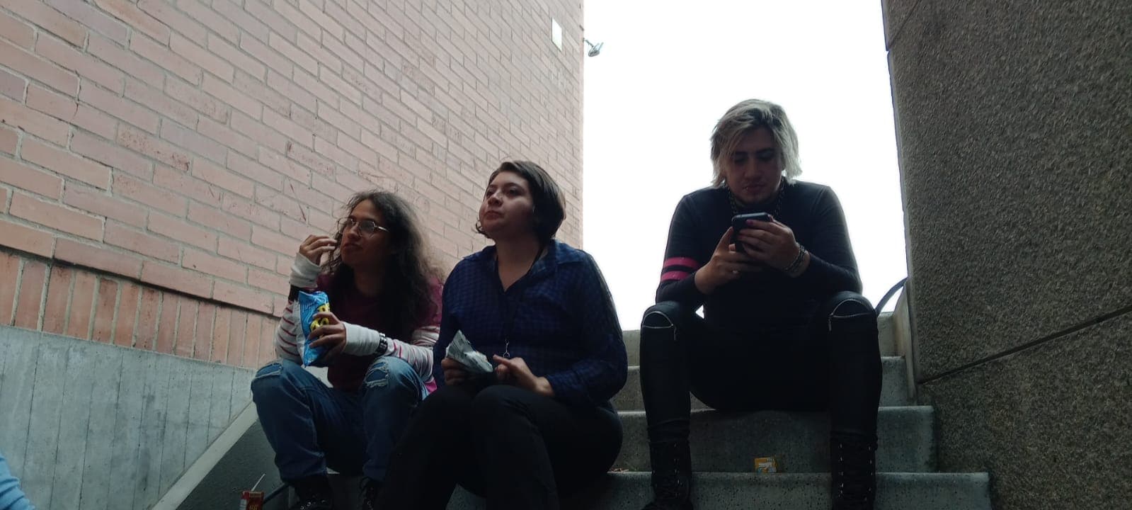 Rafa, Sully y Mike tomando jugo y comiendo papas despues del evento en la Universidad San Buenaventura