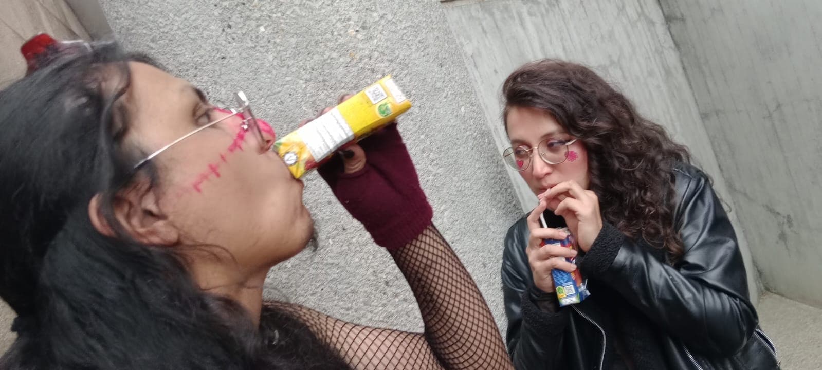 Silvia y Nico tomando jugo despues del evento en la Universidad San Buenaventura
