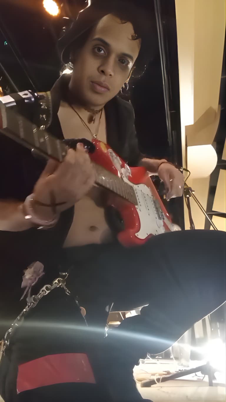 Aya posando durante la prueba de sonido en la Universidad san buenaventura