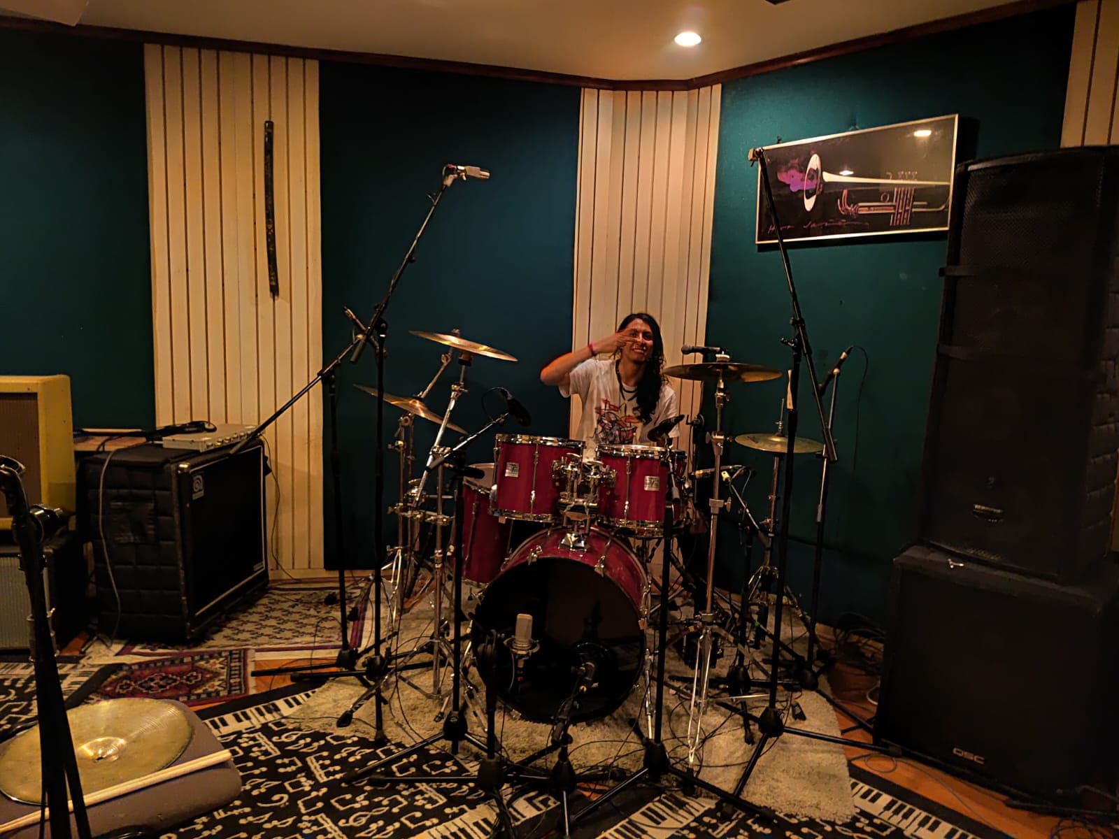 Nico grabando las baterias del primer album de la banda