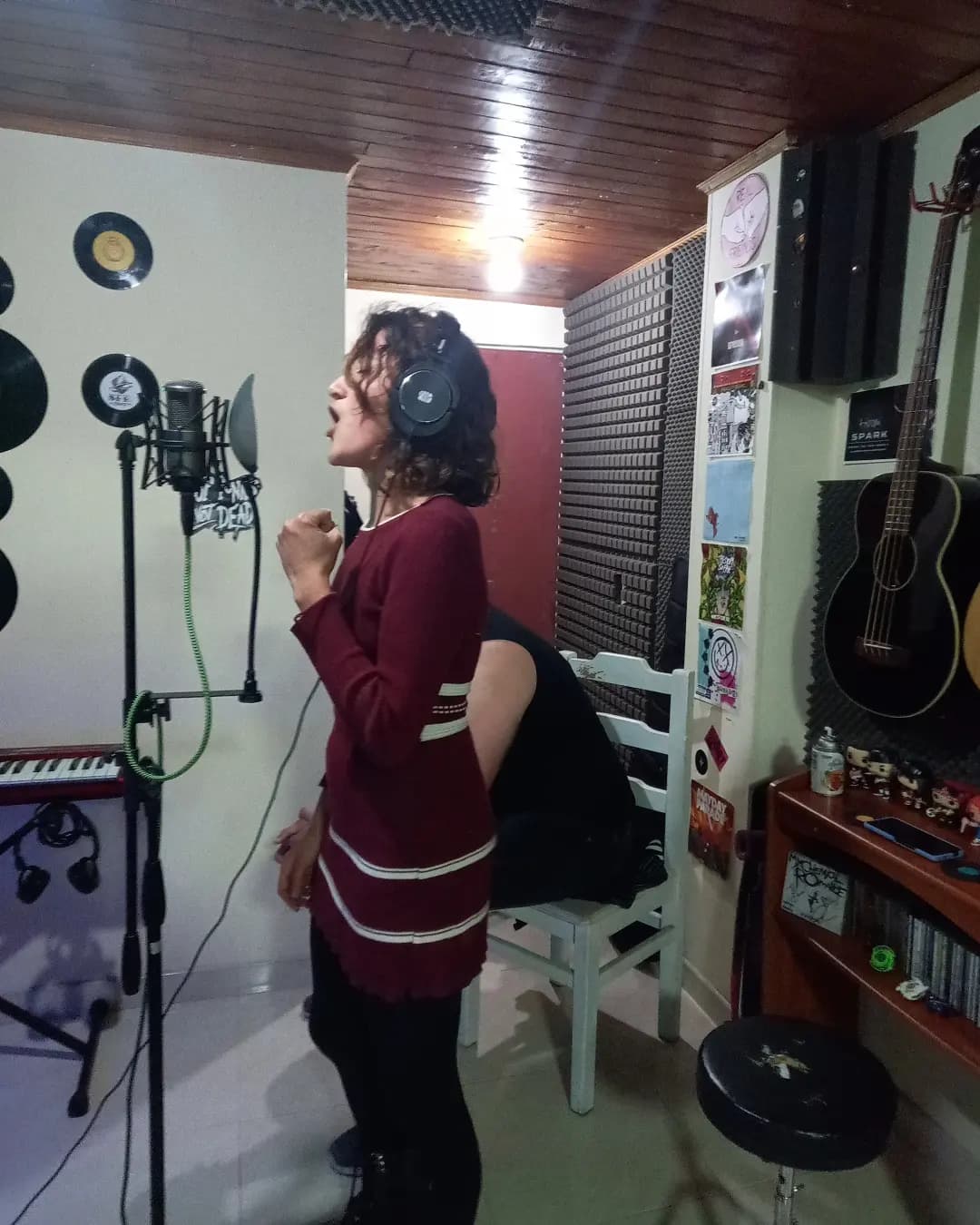 Silvia grabando voces del sencillo El amor se acabó