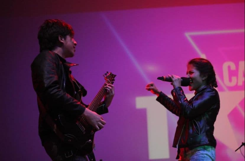 Silvia y Mike interactuando mientras tocan en vivo en el colegio Cambridge en Bogotá
