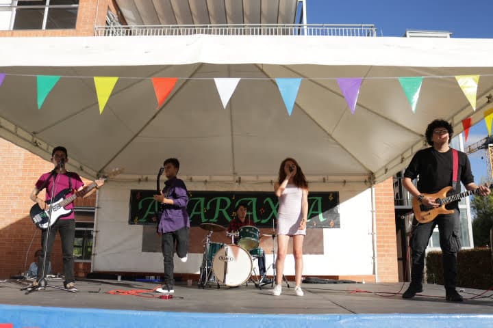 Banda tocando durante el evento en vivo en la fundación santa isabel