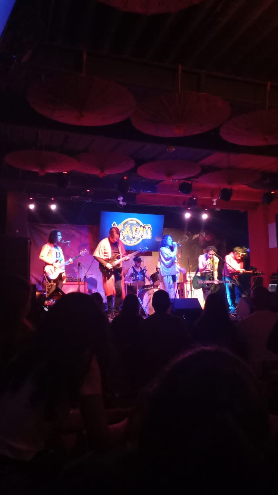 Banda tocando en vivo en Kaiju Asian pub