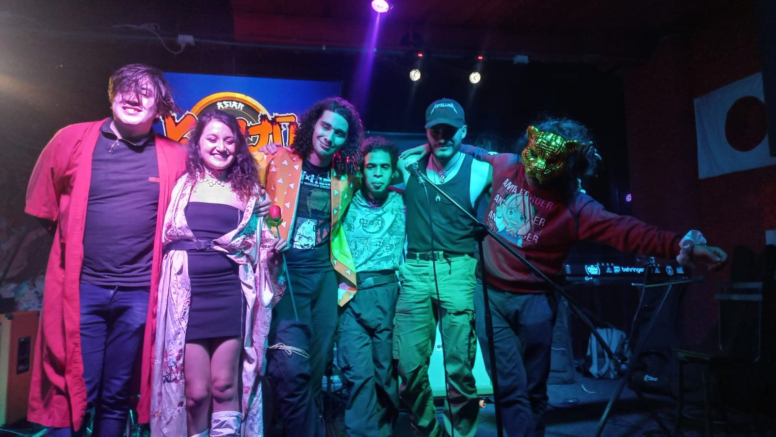 Banda despues de tocar en kaiju asian pub