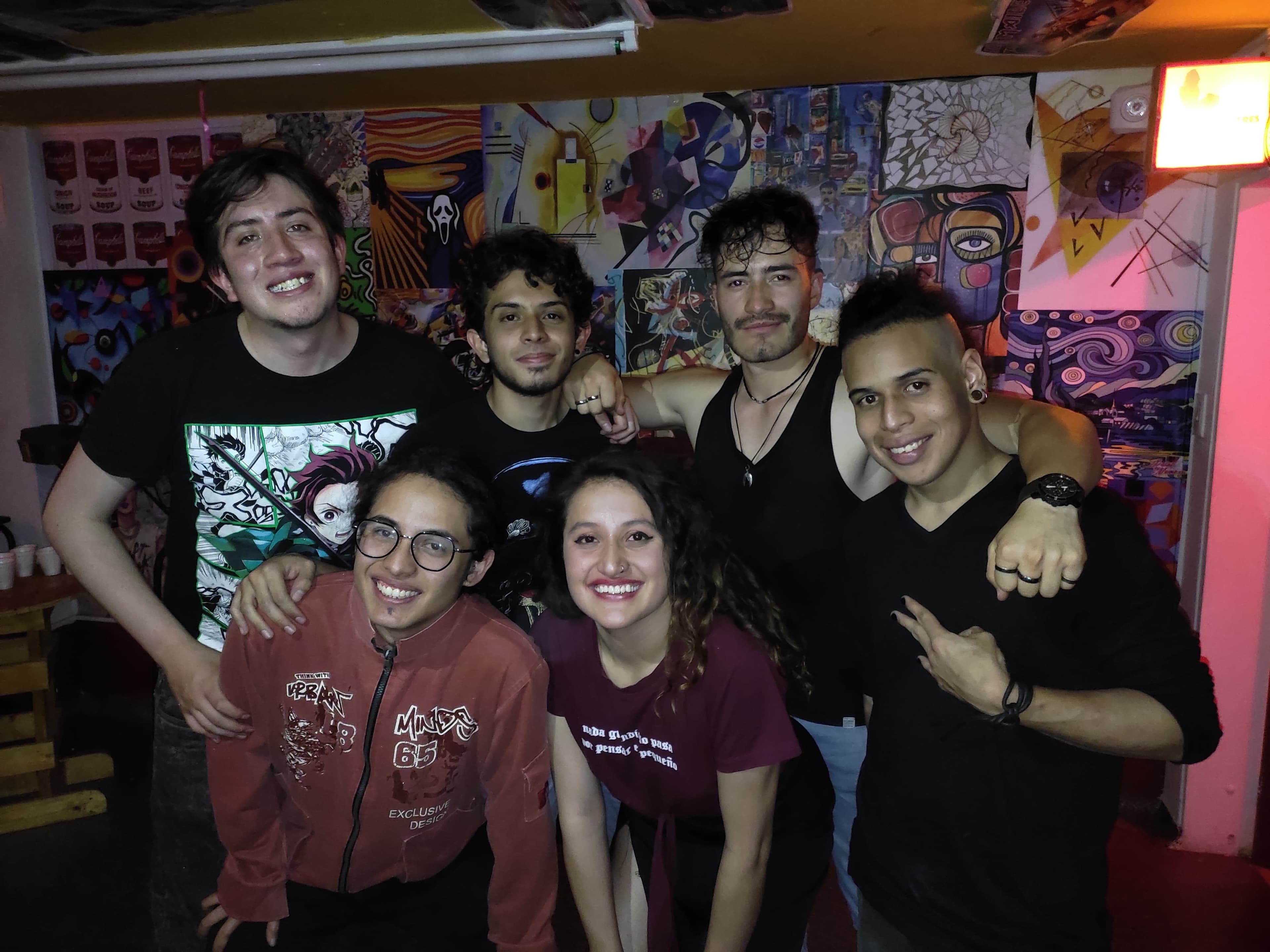 Banda despues de tocar en un escenario alternativo