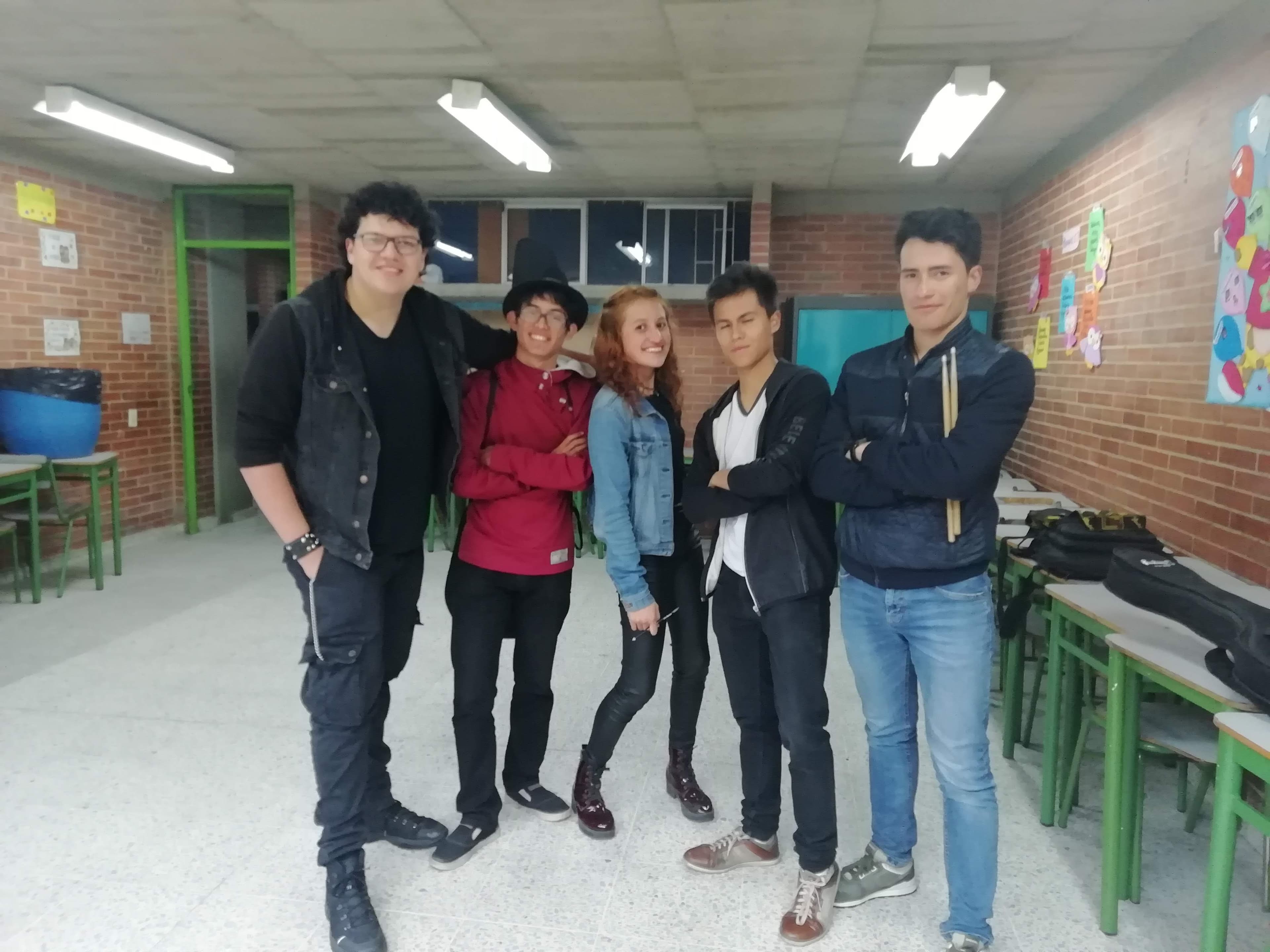 Banda antes de tocar en el Colegio Alfredo Iriarte