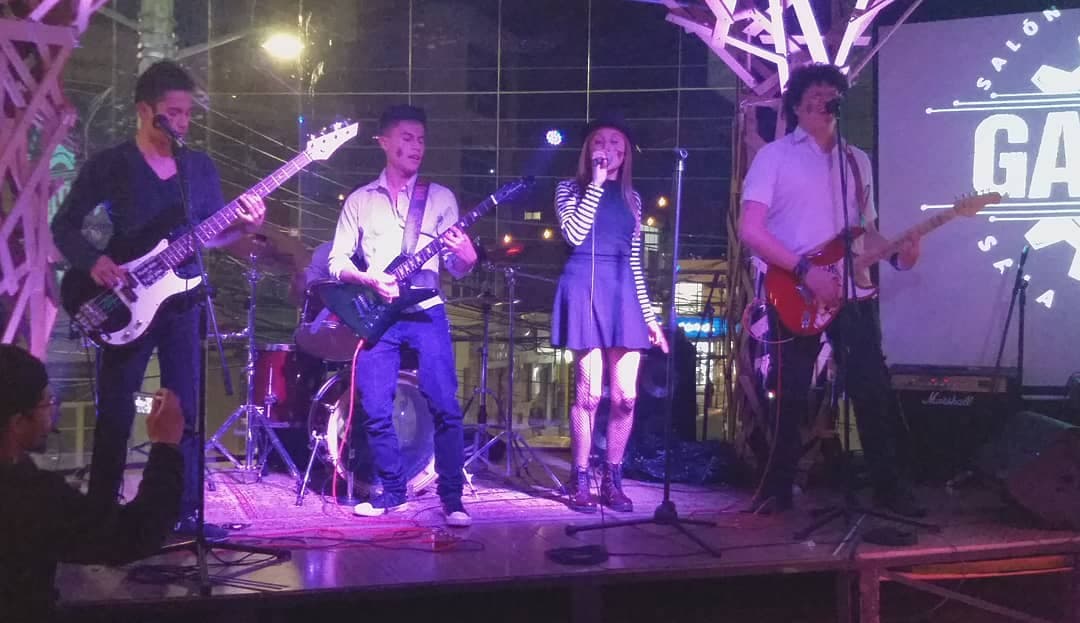 Toda la banda tocando en vivo en Garage Bar