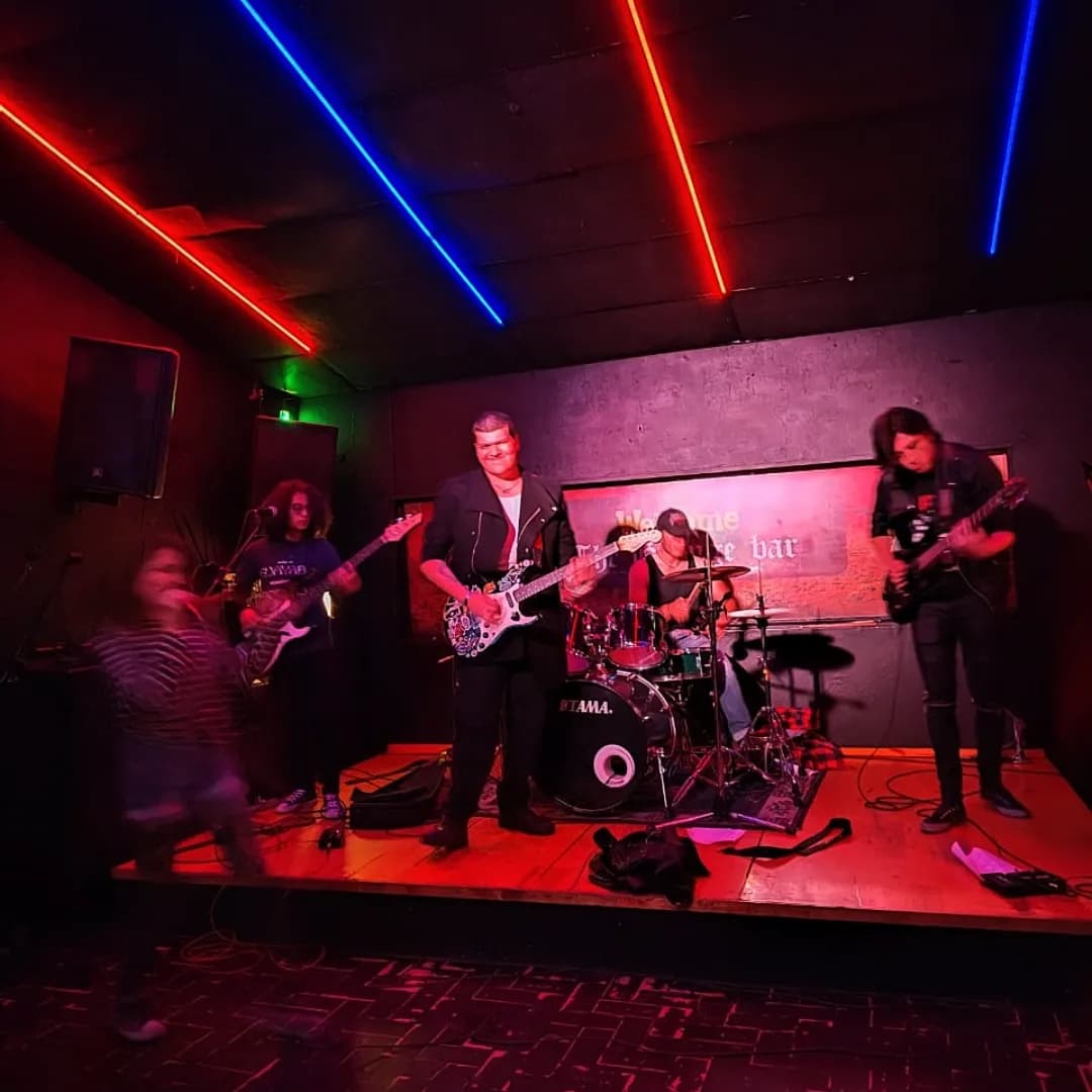 Toda la banda tocando en vivo en The Grange Salon De Eventos