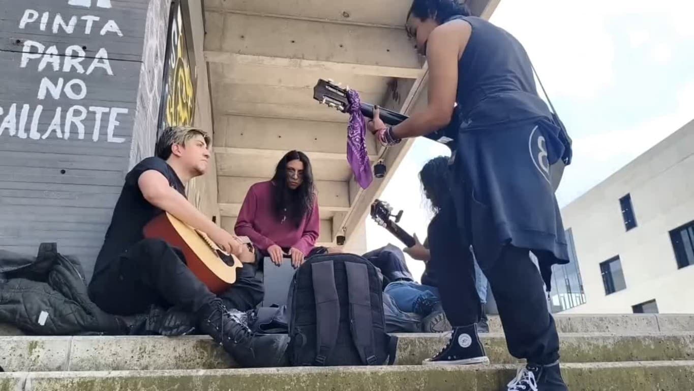 Tocando a las afueras de el edificio NEA en la UNAL