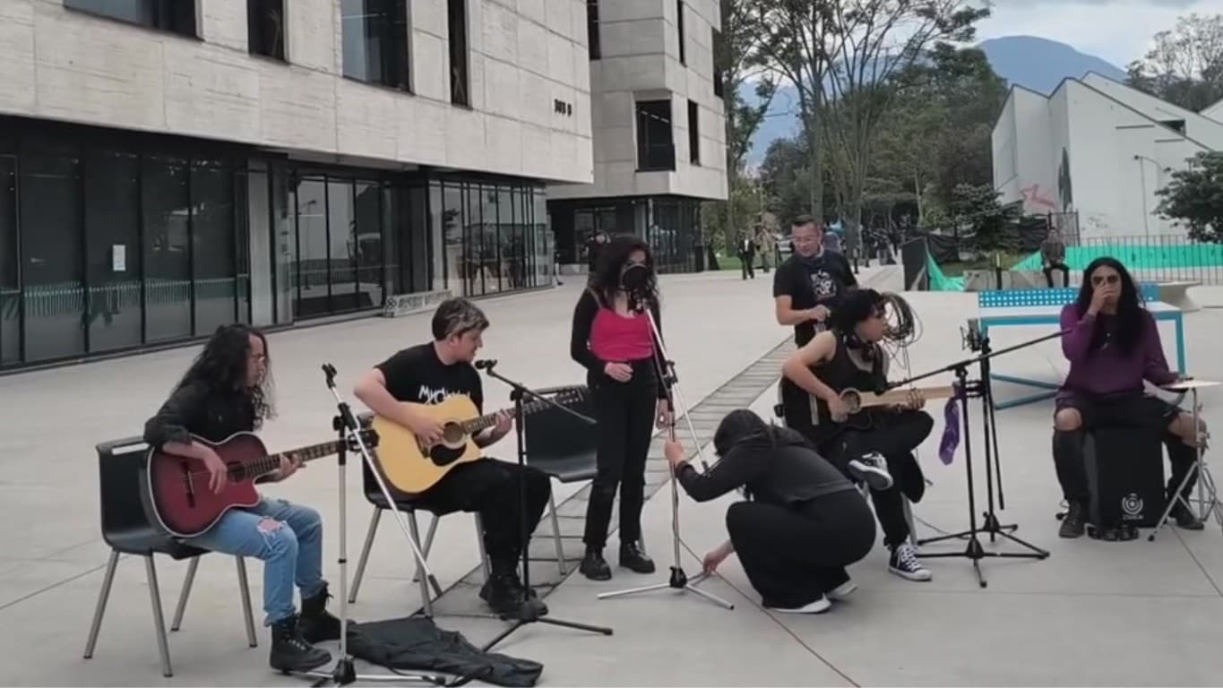 Toda la banda durante la sesión acustica de grabación de Hambre en la ciudad para TV UNAL