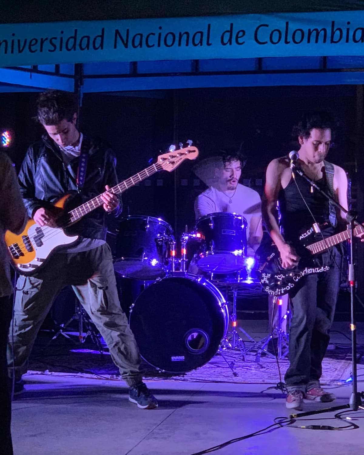 Daniel, Aya y Angel tocando en vivo durante un evento en la UNAL