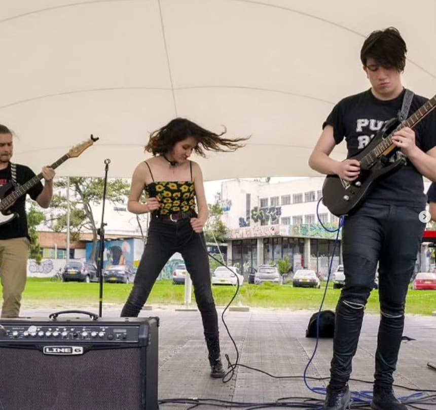 Silvia y Mike tocando durante un evento en la UNAL