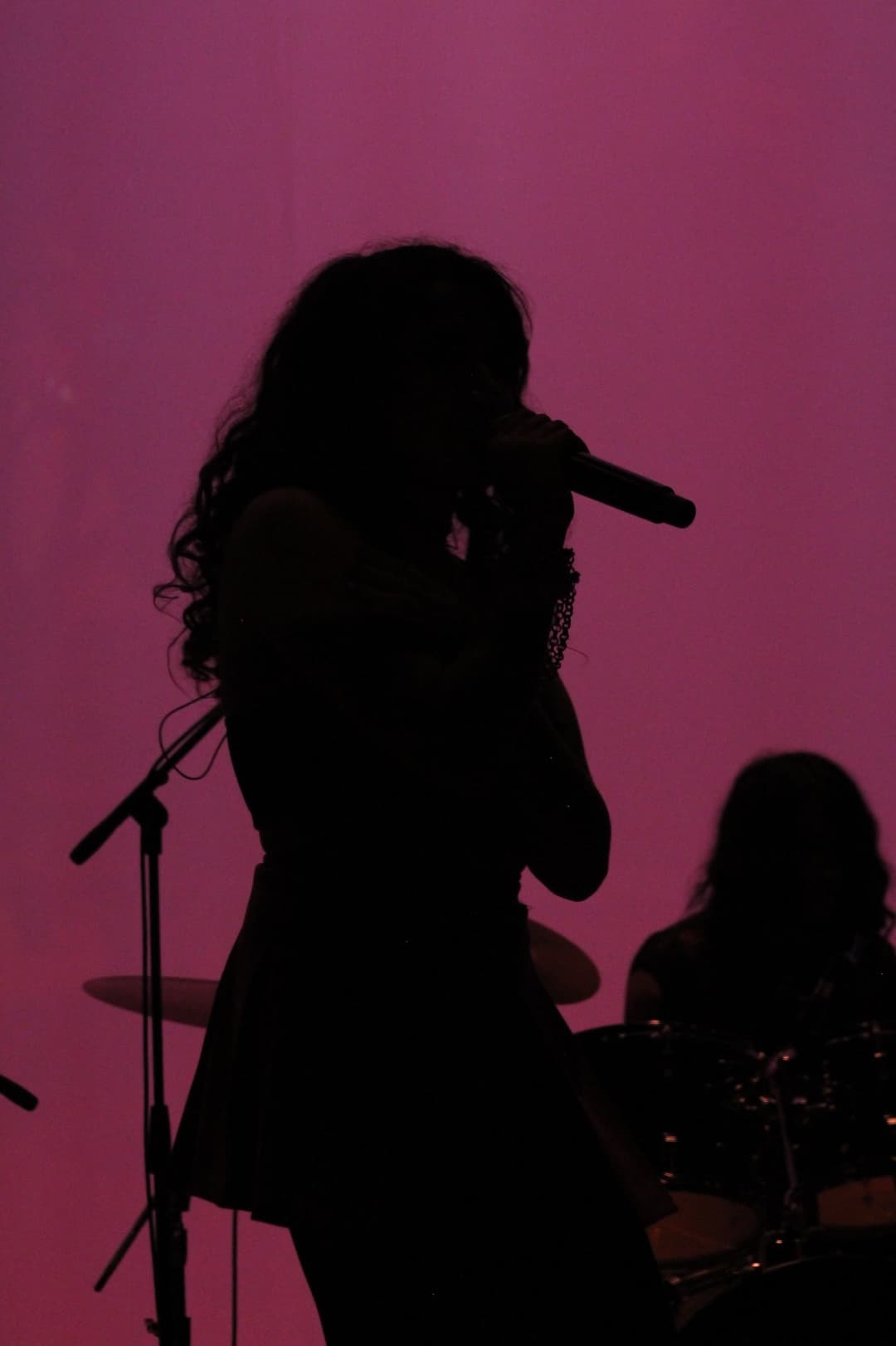silvia, nico interpretando en vivo con voz, batería durante la canción 'Hambre en la ciudad' en el evento rock-and-blend-2