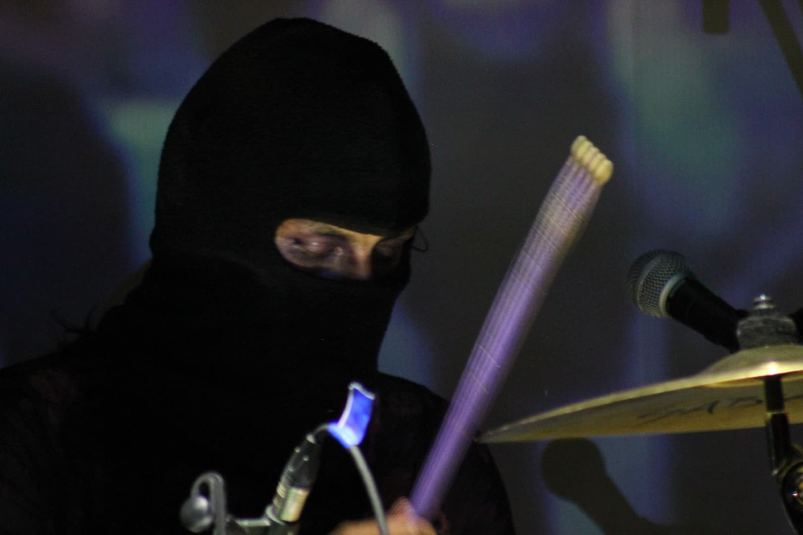 Nico con capucha tocando rebelión