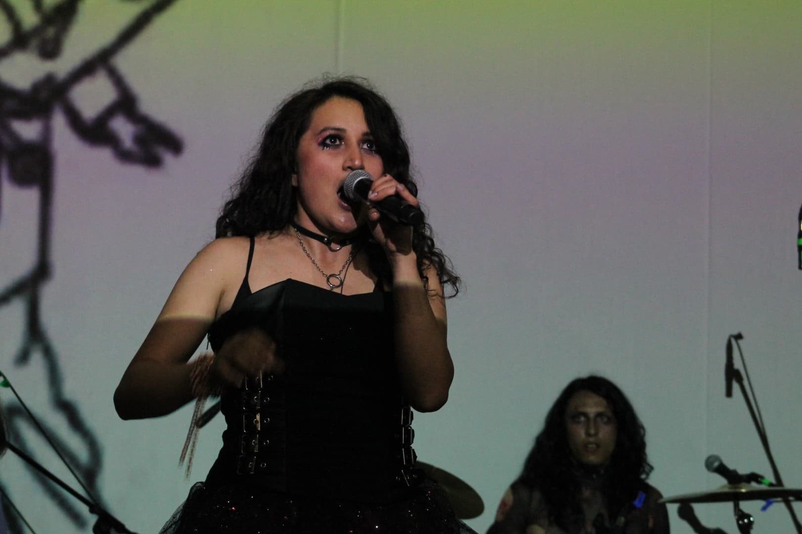 silvia, nico interpretando en vivo con voz, batería durante la canción 'Hambre en la ciudad' en el evento rock-and-blend-2