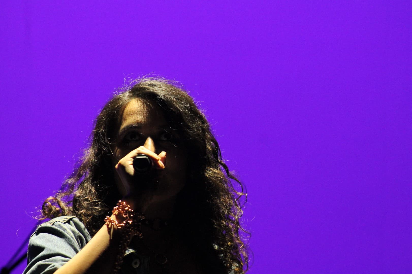 Silvia interpretando en vivo con voz durante la canción 'Flor migrante' en el evento rock-and-blend-2