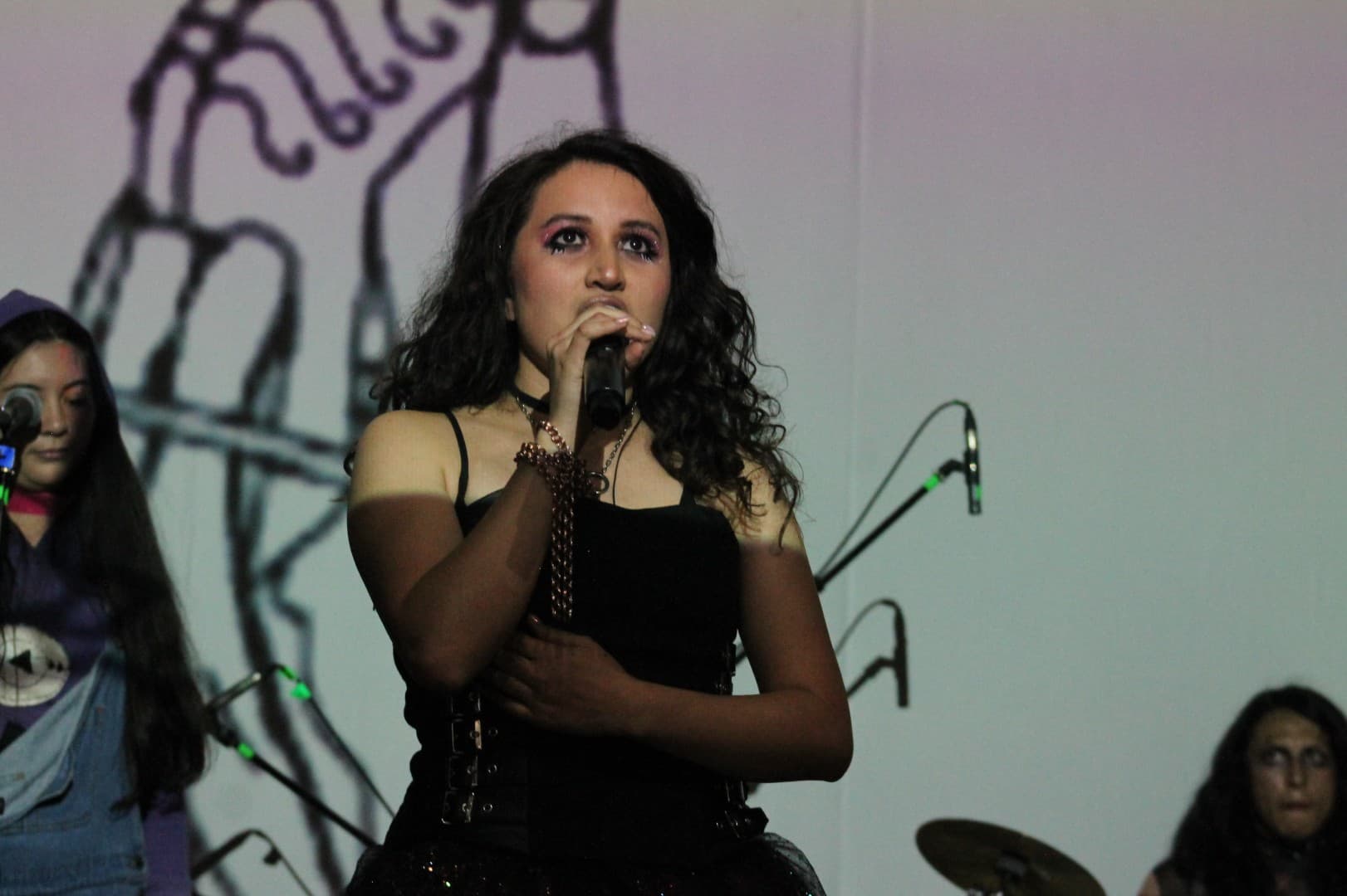 Silvia interpretando en vivo con voz durante la canción 'El amor se acabó' en el evento rock-and-blend-2