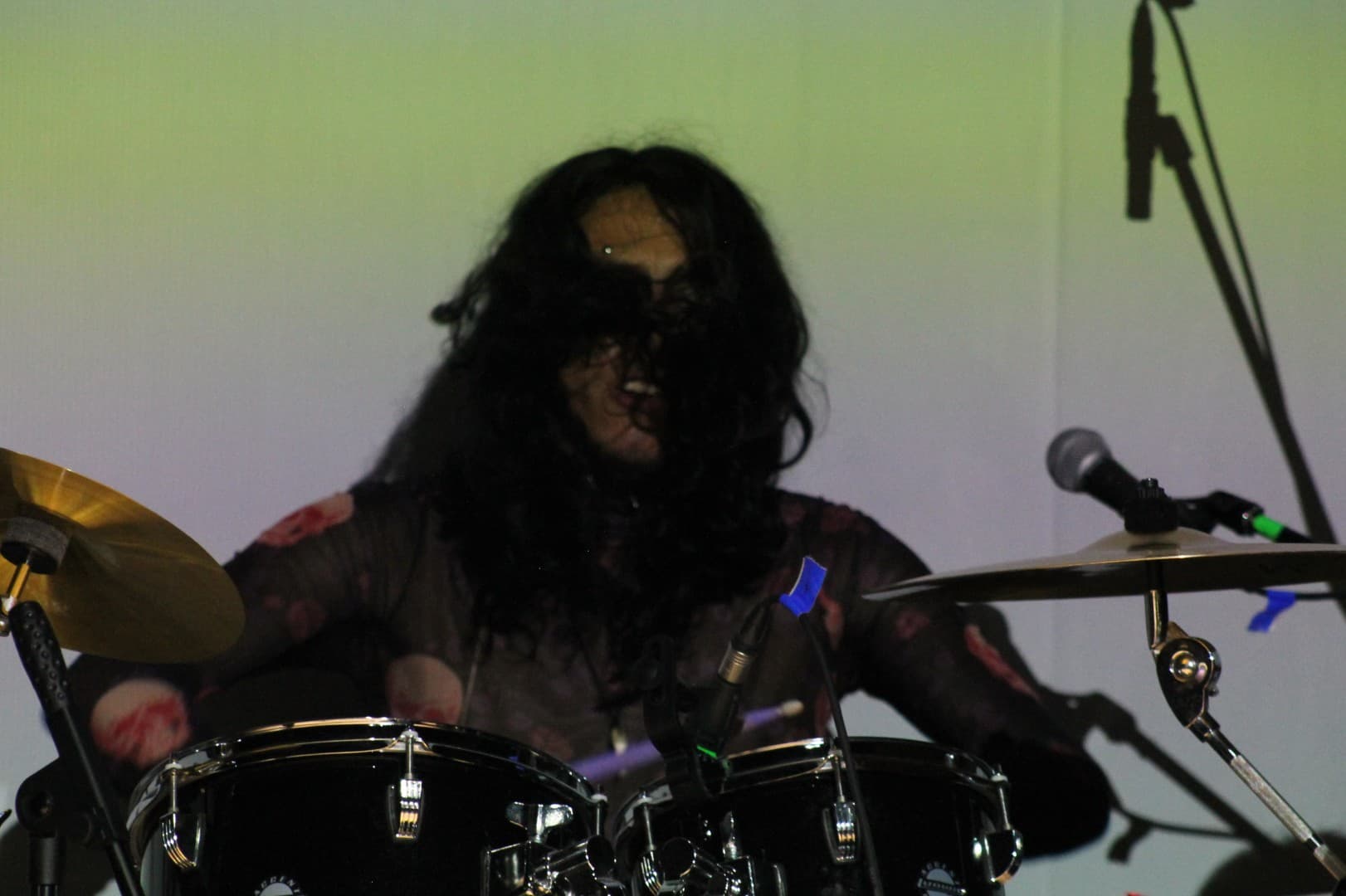 Nico interpretando en vivo con batería durante la canción 'Rebelión' en el evento rock-and-blend-2