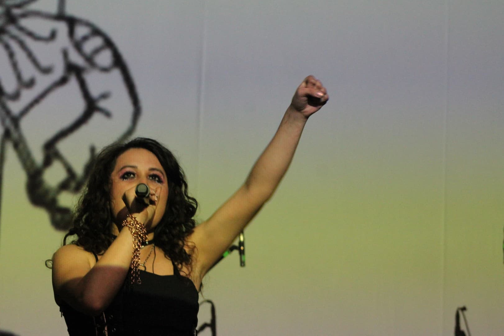 Silvia interpretando en vivo con voz durante la canción 'Intento sobrevivir' en el evento rock-and-blend-2