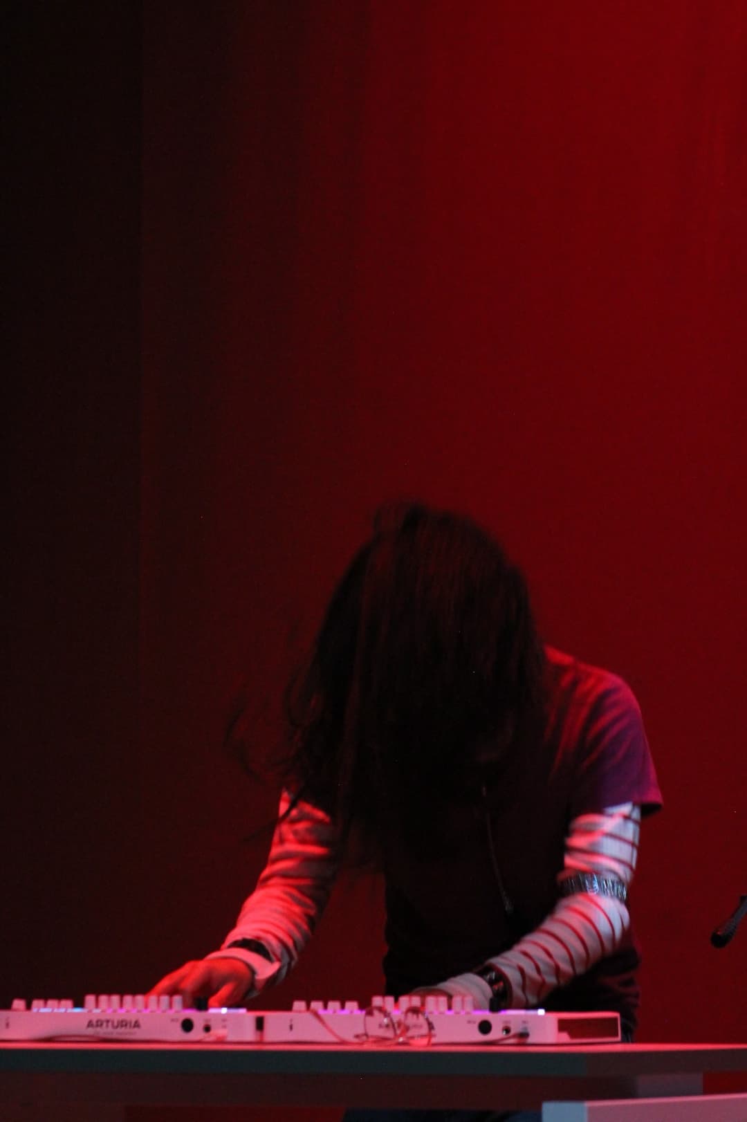Rafa interpretando en vivo con teclados durante la canción 'Hambre en la ciudad' en el evento rock-and-blend-2