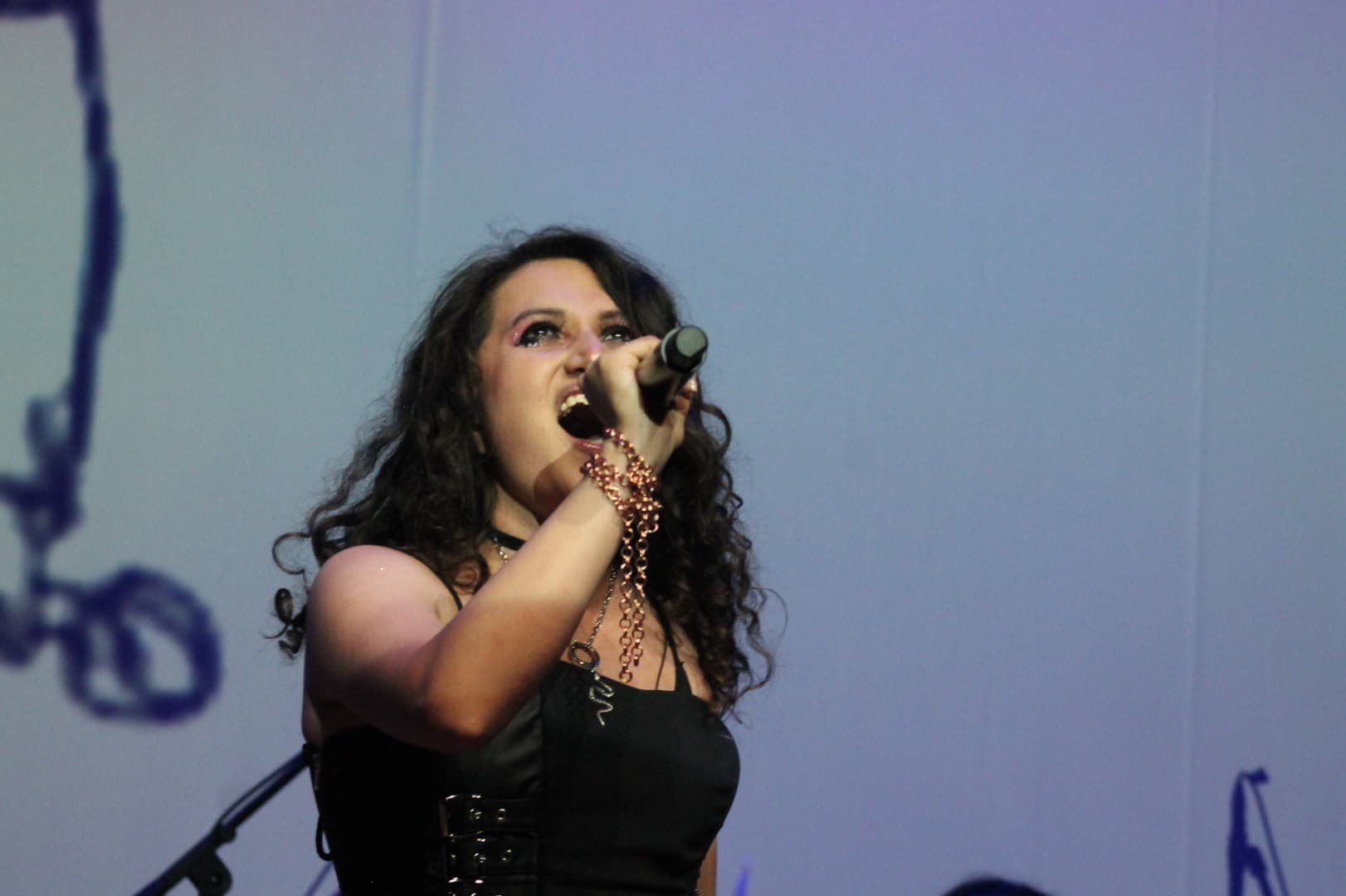 Silvia interpretando en vivo con voz durante la canción 'El amor se acabó' en el evento rock-and-blend-2