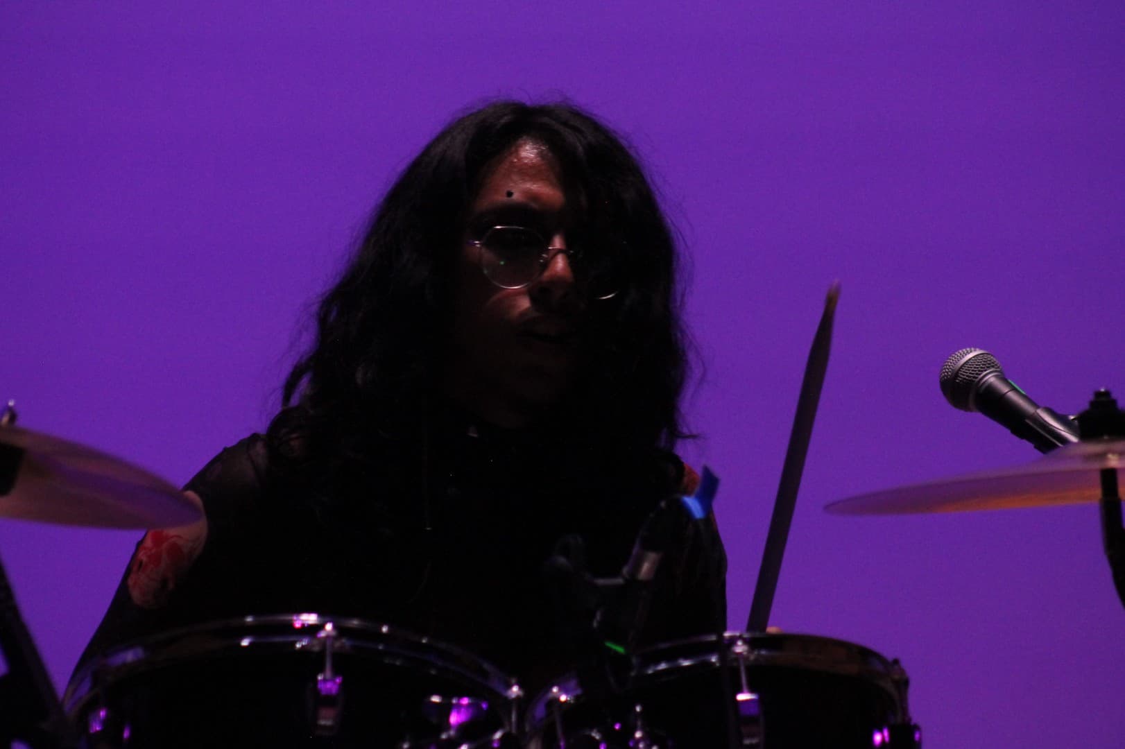 Nico interpretando en vivo con batería durante la canción 'Incendios' en el evento rock-and-blend-2