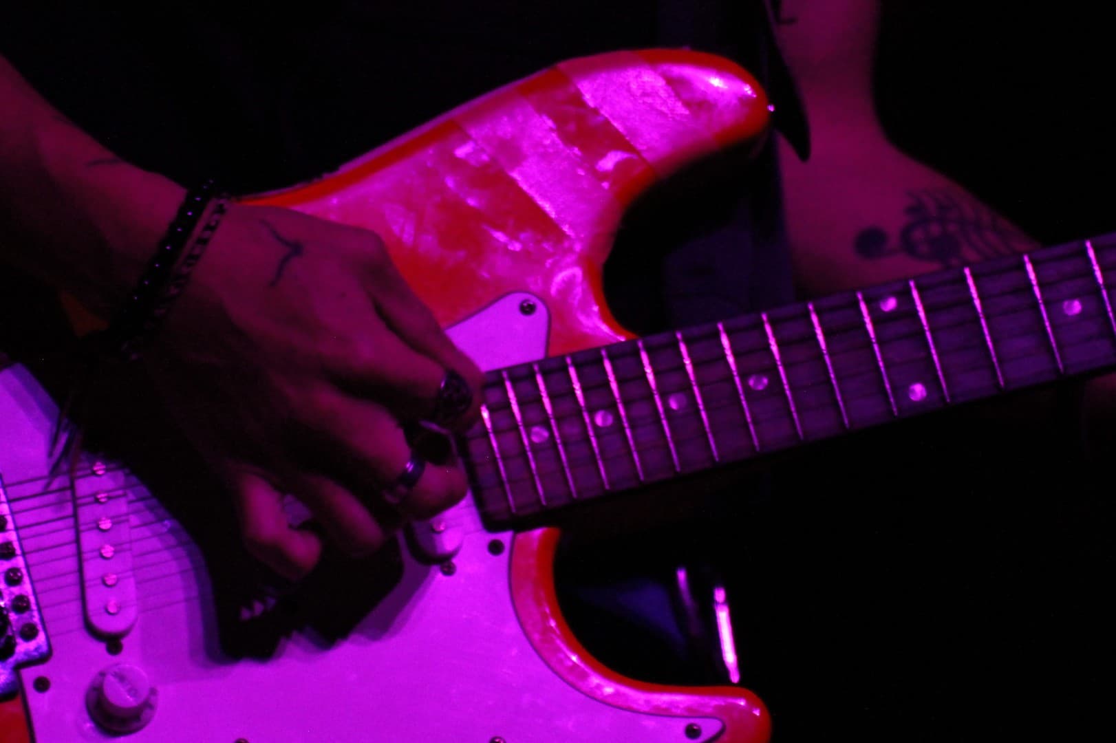 Aya interpretando en vivo con guitarra rítmica durante la canción 'El amor se acabó' en el evento rock-and-blend-2
