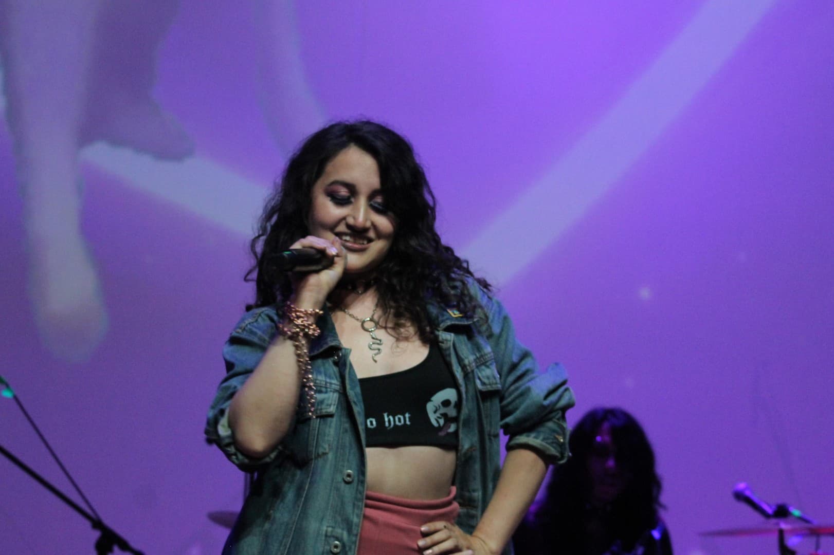 Silvia interpretando en vivo con voz durante la canción 'Incendios' en el evento rock-and-blend-2
