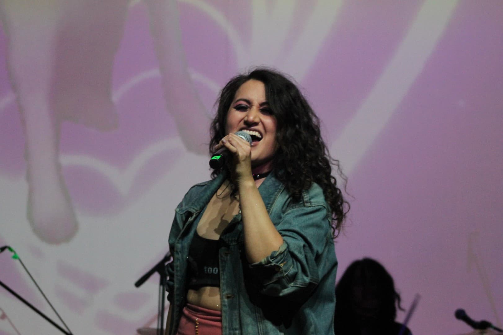 Silvia interpretando en vivo con voz durante la canción 'Mala praxis' en el evento rock-and-blend-2