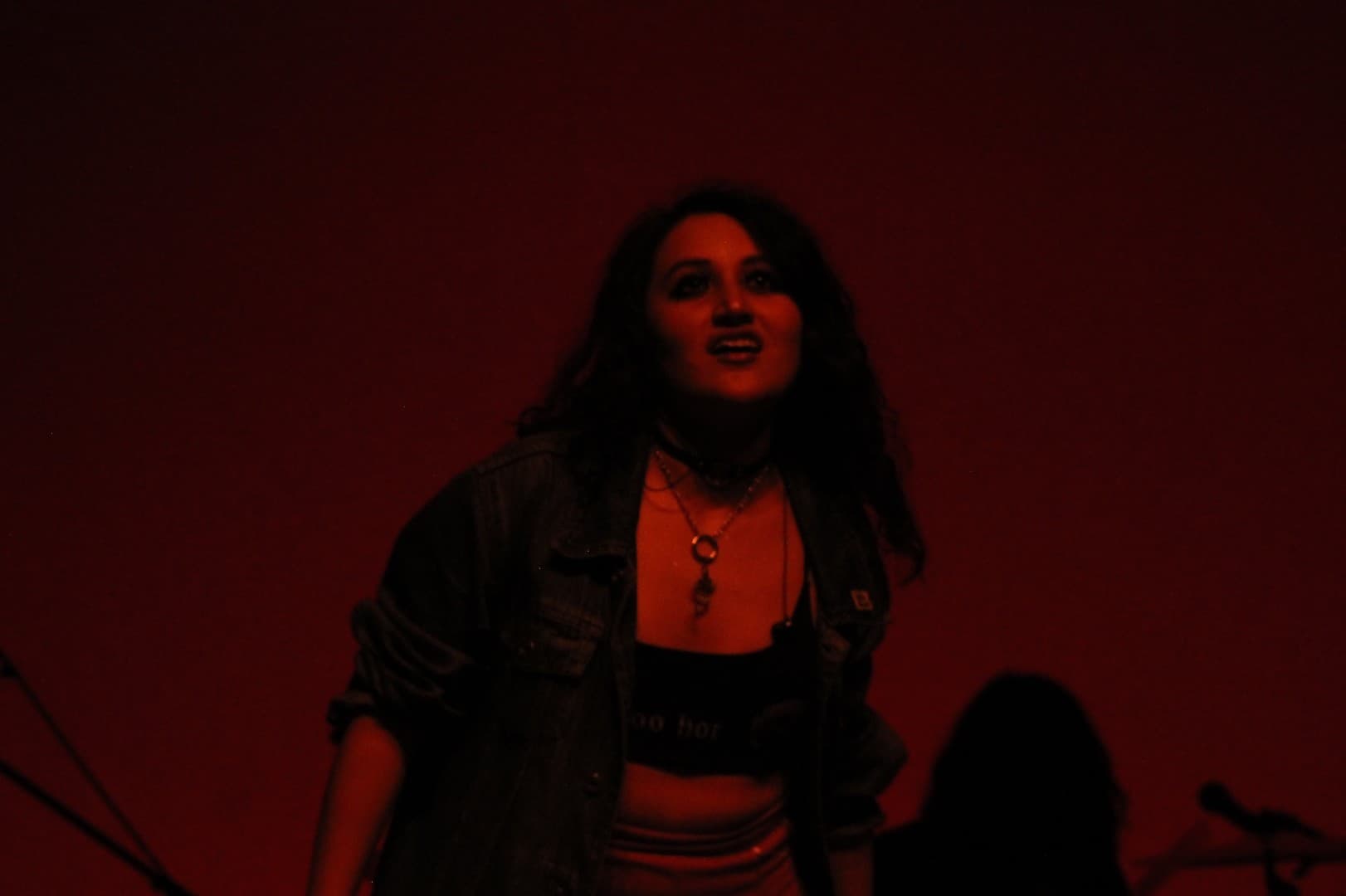 Silvia interpretando en vivo con voz durante la canción 'Hambre en la ciudad' en el evento rock-and-blend-2