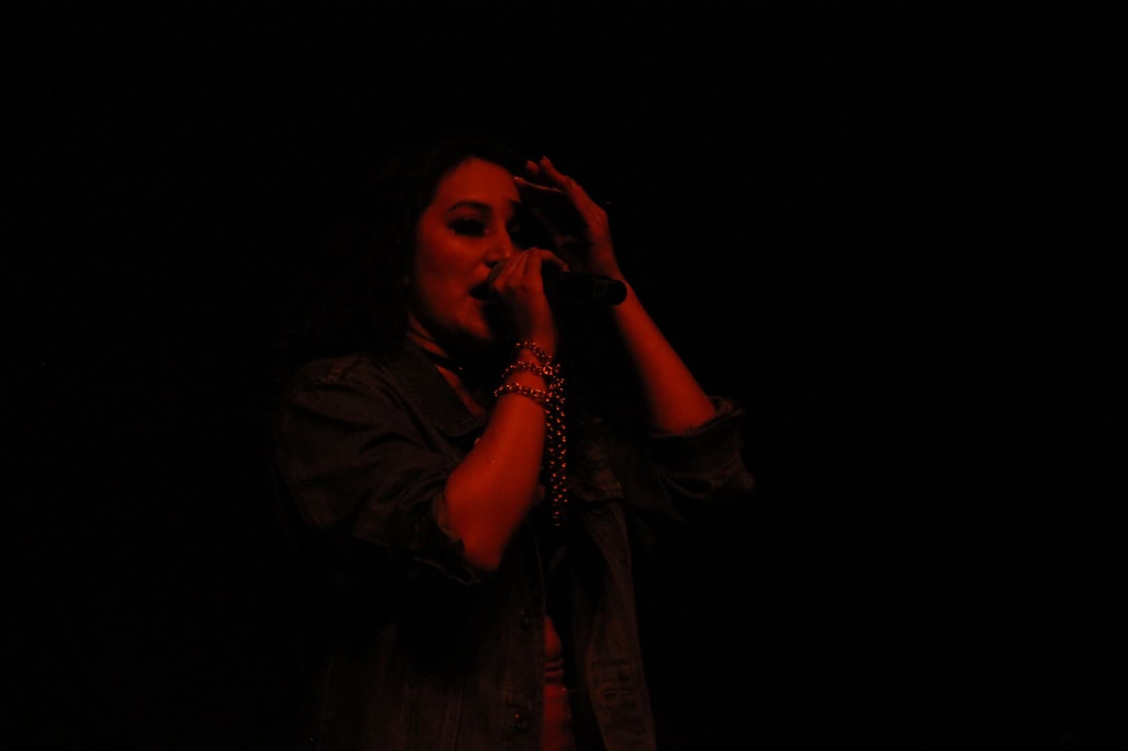 Silvia interpretando en vivo con voz durante la canción 'Hasta la eternidad' en el evento rock-and-blend-2