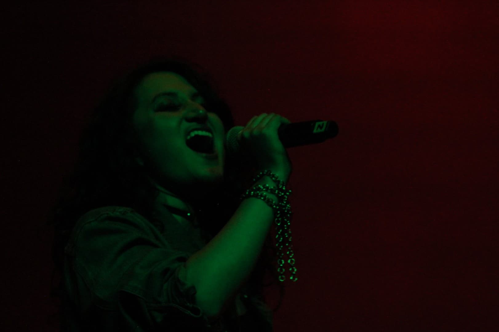 Silvia interpretando en vivo con voz durante la canción 'Incendios' en el evento rock-and-blend-2