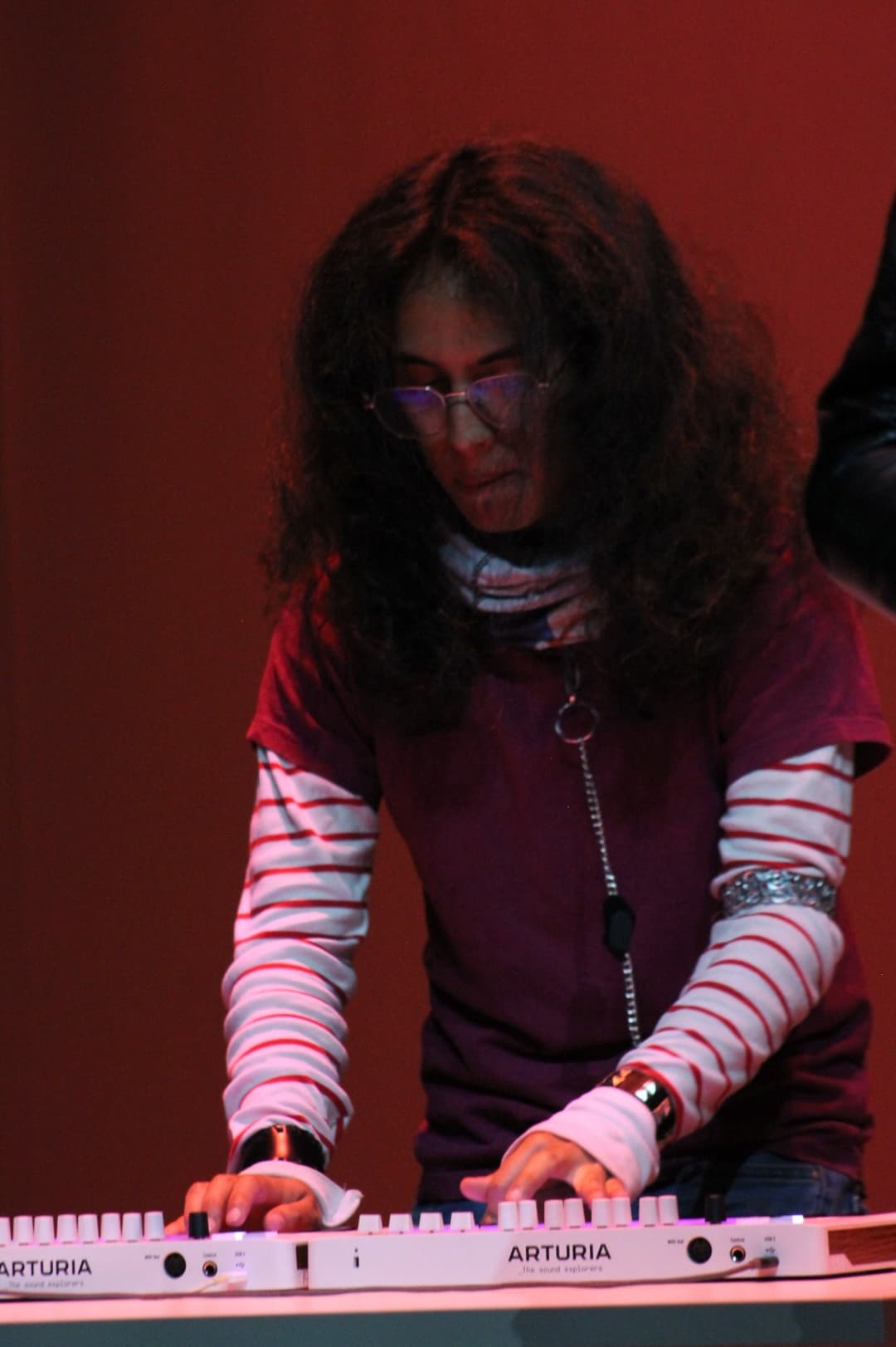 Rafa interpretando en vivo con teclados durante la canción 'Intento sobrevivir' en el evento rock-and-blend-2