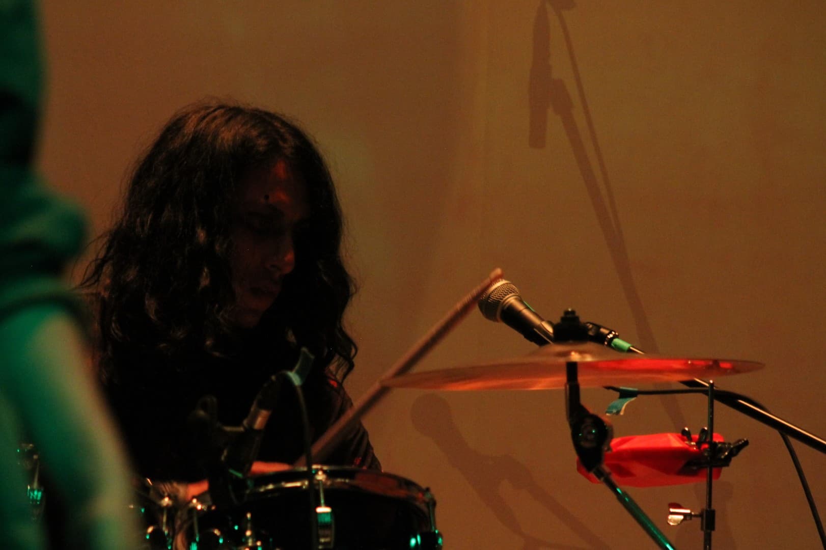Nico interpretando en vivo con batería durante la canción 'Incendios' en el evento rock-and-blend-2