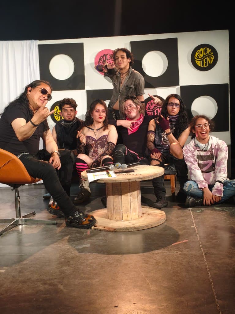 Toda la banda posando durante la entrevista despues de la tercera edición del rock and blend.