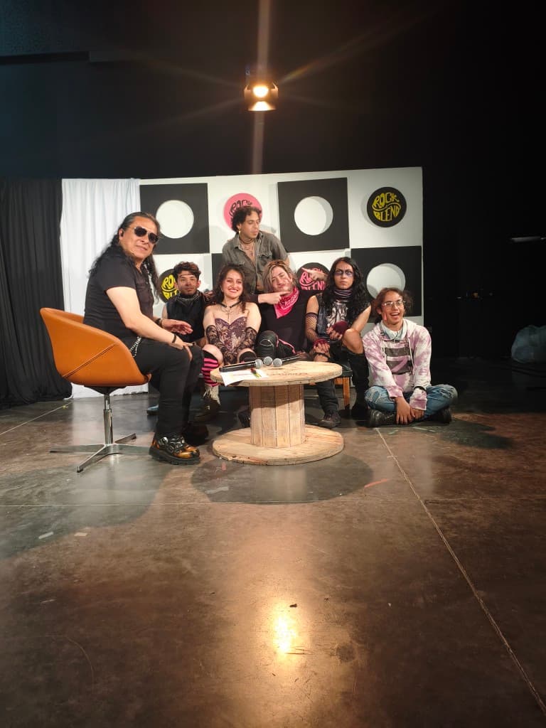 Toda la banda posando durante la entrevista despues de la tercera edición del rock and blend en un angulo amplio.