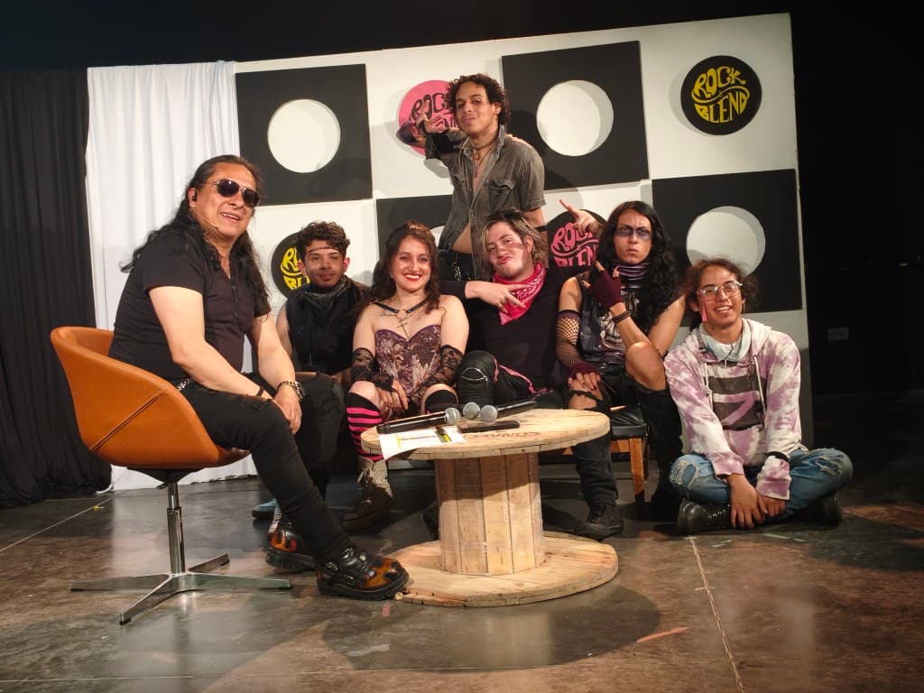 Toda la banda posando durante la entrevista despues de la tercera edición del Rock and Blend.
