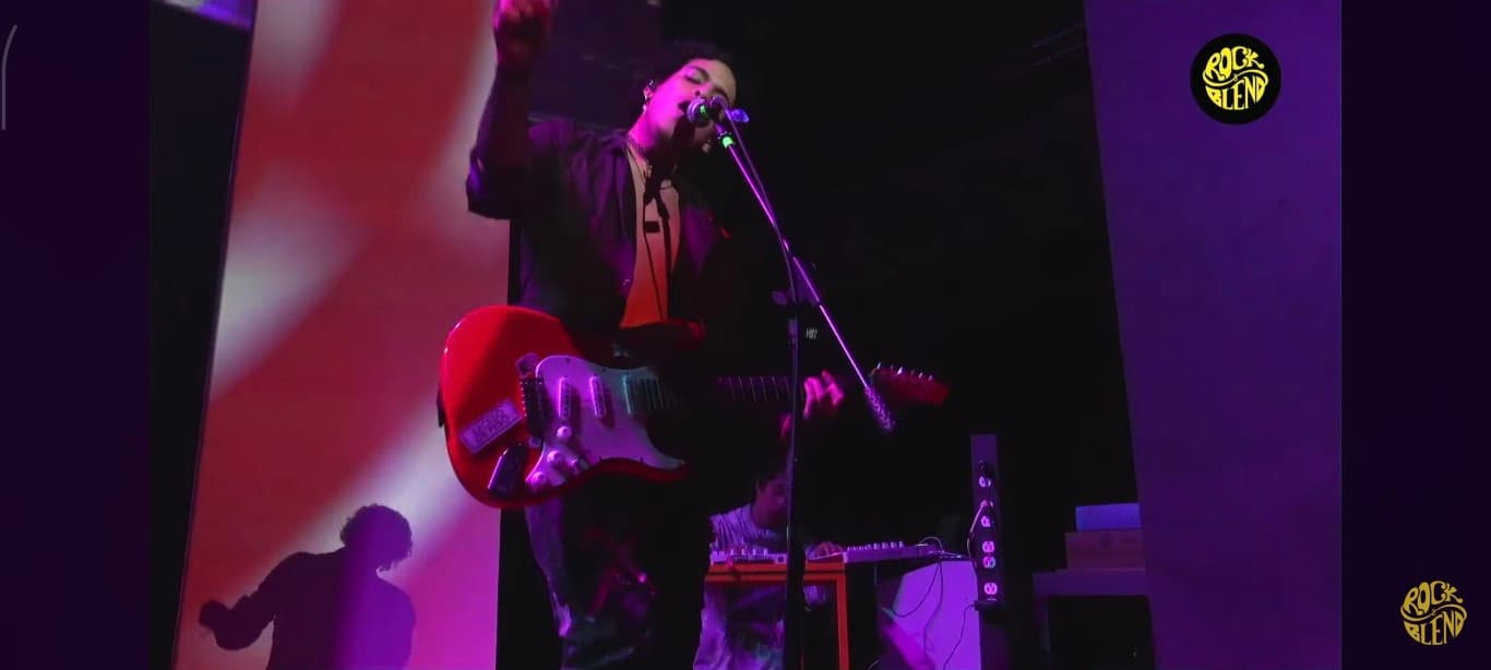 Aya tocando en vivo y cantando durante la tercera edición del Rock and Blend.