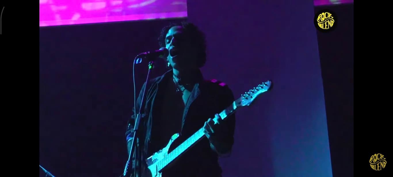 Aya tocando en vivo y cantando durante la tercera edición del Rock and Blend.