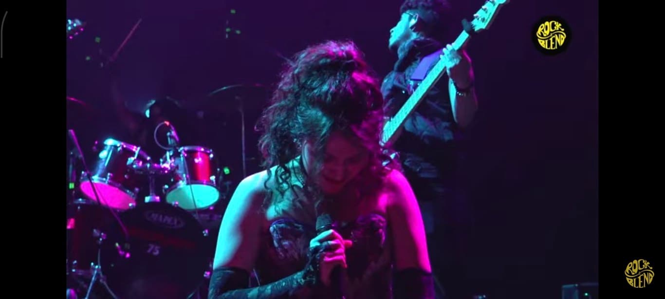 Silvia cantando en vivo durante la tercera edición del Rock and Blend.