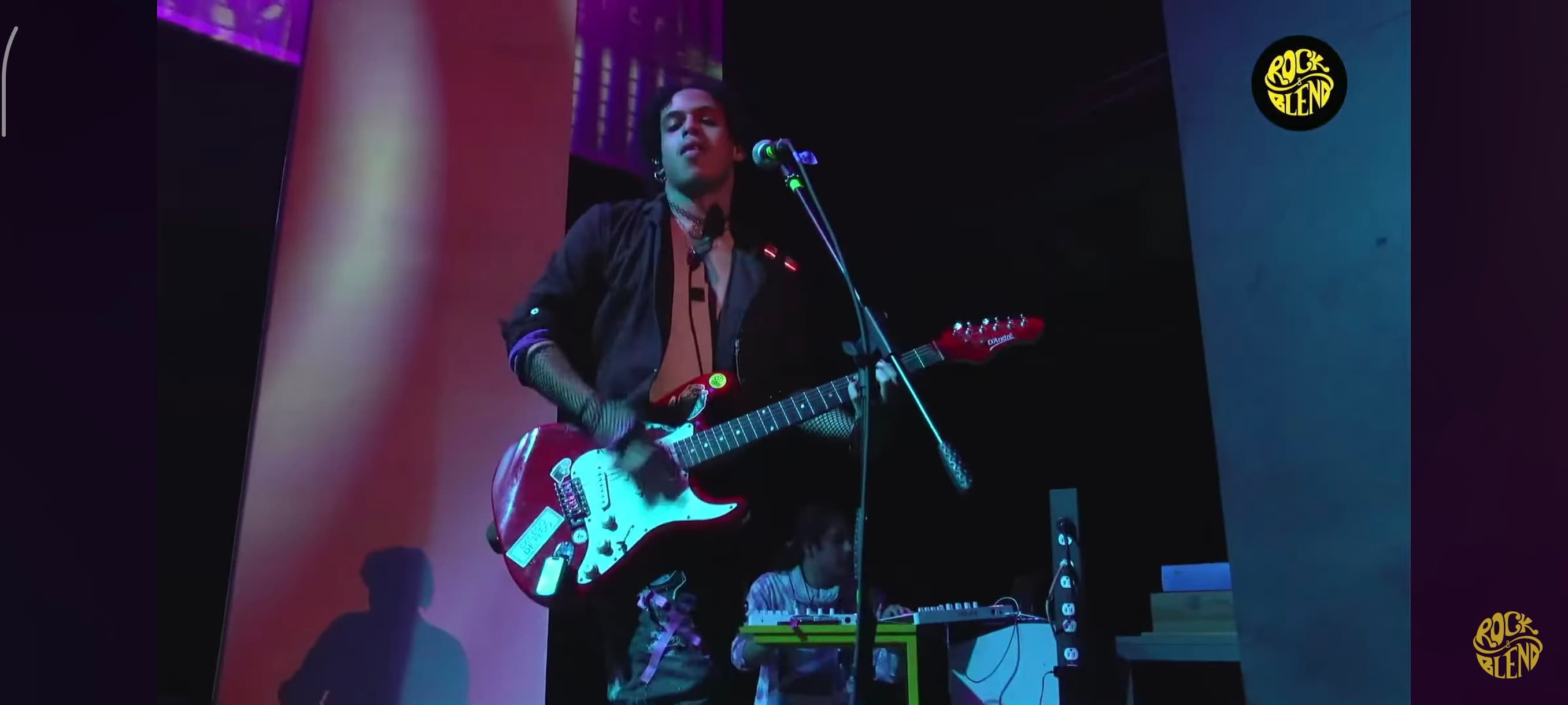 Aya tocando su guitarra stratocaster roja durante la tercera edición del rock and blend.